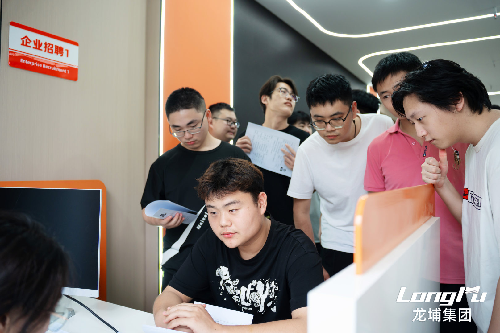 求职者在荟招才直聘招聘现场了解岗位